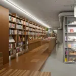 01 proest interior eingangsbereich wilder nussbaum starkfurnier roh mdf lackiert verkaufstheke buecherregal