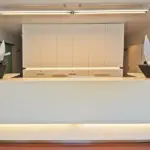 01 proest interior empfang zahnarztpraxis led beleuchtung aktenschrank