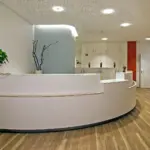 01 proest interior empfangstheke frauenarztpraxis werne weiss hpl glas