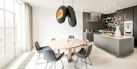 01 proest interior kueche mit lackfronten gaggenau geraeten und eiche esstisch in amsterdam