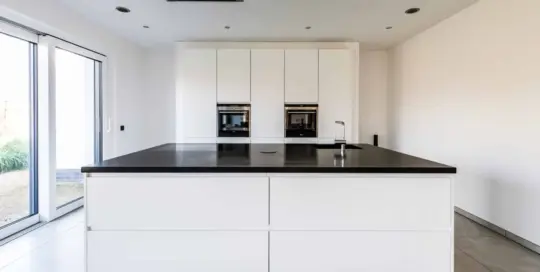 01 proest interior kuechenblock weisslack mit nero assoluto und kochfeld im bungalow