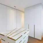 01 proest interior mittelraummoebel weiss lackiert mit messinggriffen und lisenen vor einbauschrank in villa