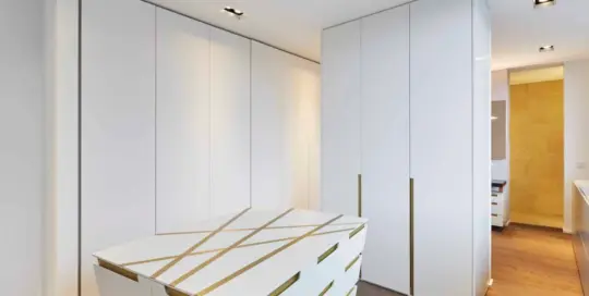 01 proest interior mittelraummoebel weiss lackiert mit messinggriffen und lisenen vor einbauschrank in villa