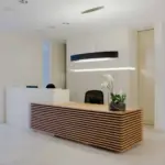 01 proest interior moderner empfangstresen arzt pneumologie eiche holz lackiert ral 9010