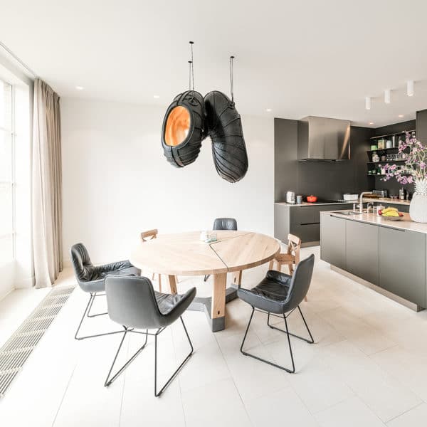 Küche in einem Haus in Amsterdam mit Lackfronten und Gaggenau Geräten, Esstisch aus Eiche Leimholzplatte mit Besonderer Lampe